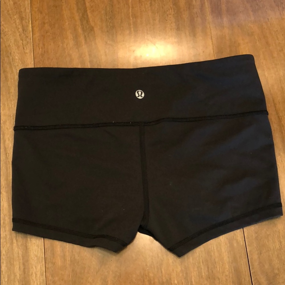 Lululemon Sz 2 Yoga Booty Shorts